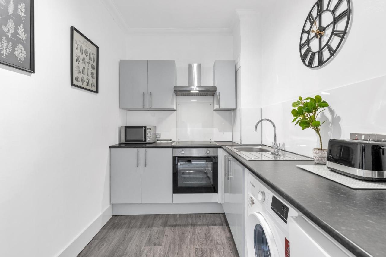 Modern Two Bedroom Apartment With Free Parking! London Exterior photo